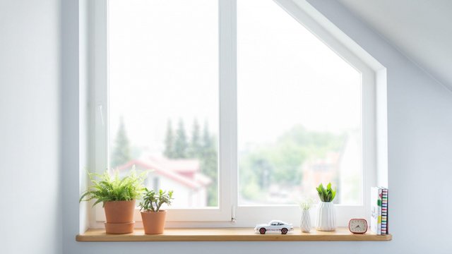 Почему желтеют пластиковые окна и что с этим делать?